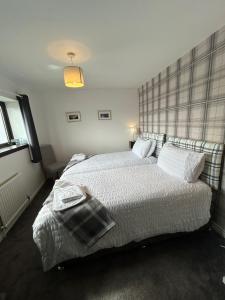 a bedroom with a large bed in a room at Annie's Corner - Fort William in Caol