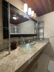 un bagno con due lavandini e un grande specchio di Casa Mia Volcan a Volcán