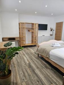 Un ou plusieurs lits dans un hébergement de l'établissement Stunning Front Line Ocean Views Luxury Beach House