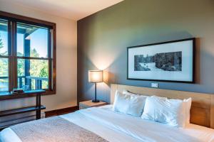 Ένα ή περισσότερα κρεβάτια σε δωμάτιο στο Lakefront, Mountain View - 1 Bedroom Resort Suite