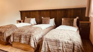 Łóżko lub łóżka w pokoju w obiekcie IMBACHHORN Pension in den Alpen