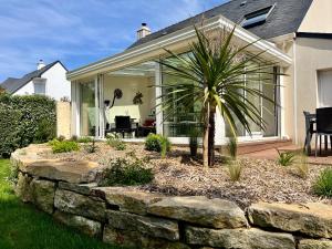 a palm tree in front of a house at La Baule - Villa avec jardin, 15 mn plage-centre-ville in La Baule