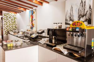 una cocina con una barra con algo de comida en Paul Marie Hotel Apartments, en Ayia Napa