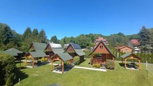 an aerial view of a group of houses at Domki Letniskowe u Karola in Solina