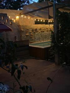 een achtertuin met een zwembad met verlichting bij Casa X'Lapac in Valladolid