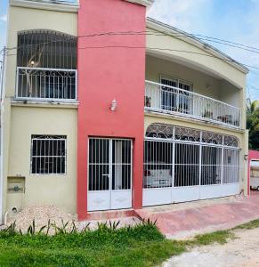 een rood-wit huis met poorten en ramen bij Casa X'Lapac in Valladolid