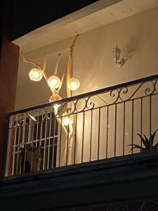 een kroonluchter die boven een trapleuning hangt bij Casa X'Lapac in Valladolid +1 foto