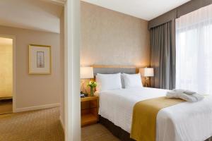 Postel nebo postele na pokoji v ubytování Executive Hotel Le Soleil New York