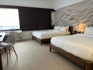 Ліжко або ліжка в номері Hotel Ruby Foo's