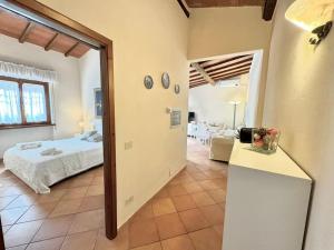une chambre avec un lit et une table dans une pièce dans l'établissement Cottage Rustico 200mt by the Sea, à Forte dei Marmi