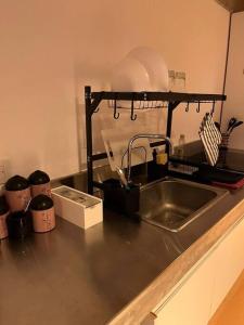 encimera de cocina con fregadero y tendedero en Apart Soler con balcon, en Buenos Aires