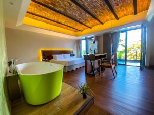 ein großes Bad mit einer großen Badewanne in einem Schlafzimmer in der Unterkunft Hotel de Turistas Iquitos in Iquitos
