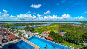 Una vista aérea de una piscina con vista a un río. en Hotel de Turistas Iquitos, en Iquitos