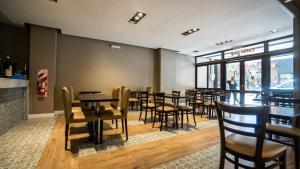 a dining room with tables and chairs in a restaurant at Hotel Posadas in Posadas
