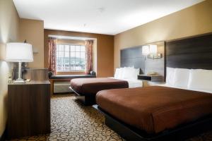 Postel nebo postele na pokoji v ubytování Guest Inn Pigeon Forge