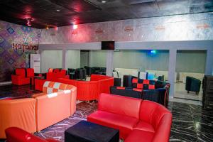 a waiting room with red and blue chairs at Hôtel Printemps Katana in Kouto