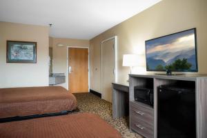 TV a/nebo společenská místnost v ubytování Guest Inn Pigeon Forge