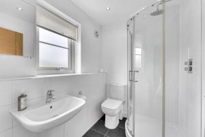 Ένα μπάνιο στο Brook Meadow House, 4 bed house, Manchester +50 φωτογραφίες