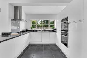Η κουζίνα ή μικρή κουζίνα στο Brook Meadow House, 4 bed house, Manchester