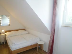 Ein Bett oder Betten in einem Zimmer der Unterkunft Kapitänsresidenz - Haus direkt am Wasser