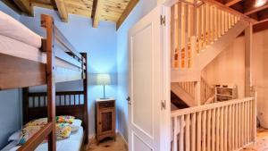 een kleine kamer met een stapelbed en een trap bij Casa vacacional La Coruxa in Vidiago