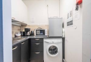 Kuchyň nebo kuchyňský kout v ubytování Tyylikäs City studio, Terassi ja ilmainen parkki Vanha Postitalo