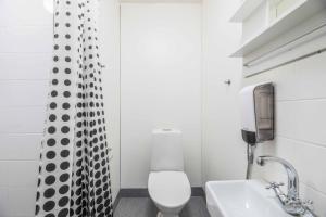 Koupelna v ubytování Tyylikäs City studio, Terassi ja ilmainen parkki Vanha Postitalo + 9 fotografií