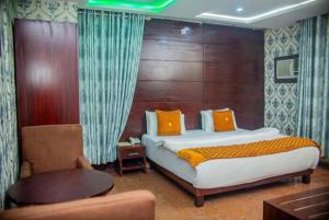 Rúm í herbergi á Galpin Suites