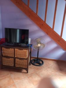 Μια τηλεόραση ή/και κέντρο ψυχαγωγίας στο Patio Antigo 218