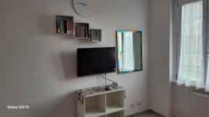 TV a/nebo společenská místnost v ubytování Intero Appartamento con Parcheggio Gratuito