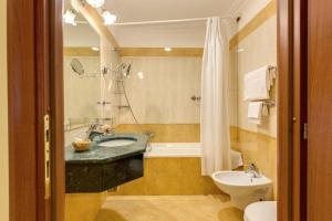 Ett badrum på Hotel Contilia