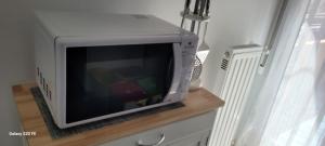 TV a/nebo společenská místnost v ubytování Intero Appartamento con Parcheggio Gratuito