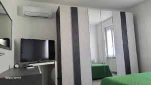TV a/nebo společenská místnost v ubytování Intero Appartamento con Parcheggio Gratuito