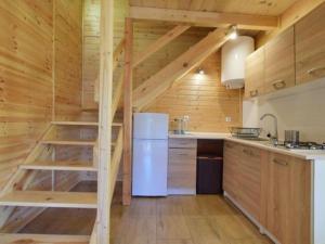 Køkken eller tekøkken på CYKADY domki letniskowe Okuninka + 4 billeder