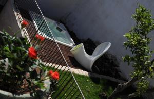 una sedia bianca seduta sul lato di una casa di Iblainsuite a Ragusa