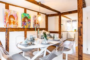 a dining room with a white table and chairs at Ferienwohnung Zuckerschnute in Quedlinburg
