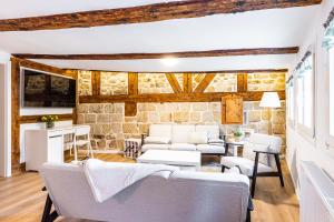 a living room with a stone wall at Ferienwohnung Zuckerschnute in Quedlinburg