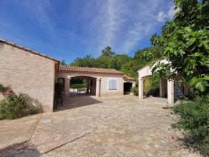 an external view of a house with a driveway at Le Loriot in Auriol