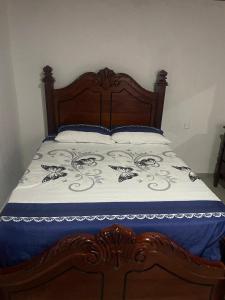 Giường trong phòng chung tại villa mariposa