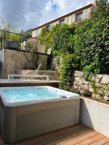 Fotografia z galérie ubytovania Maison de ville avec piscine chauffée et spa v destinácii Vence
