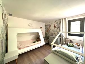 Fotografia z galérie ubytovania Maison de ville avec piscine chauffée et spa v destinácii Vence