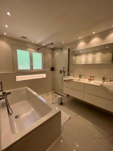 Fotografia z galérie ubytovania Maison de ville avec piscine chauffée et spa v destinácii Vence