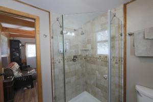 Bilik mandi di Birch Cabin