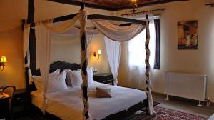 En eller flere senge i et værelse på Varosi 4 Seasons