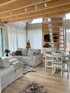 una sala de estar con un sofá y una mesa en Chata na rykowisku, en Ustrzyki Dolne