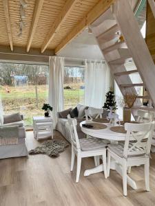 una sala de estar con una mesa y un sofá en Chata na rykowisku, en Ustrzyki Dolne