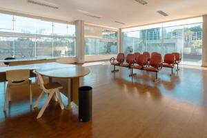 a conference room with chairs and a table and a table and chairsktop at Apto Piscina Academia Ar Cond CID108C in Maringá +12 photos
