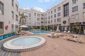 a courtyard with a swimming pool in a building at Sardina Serena in Gáldar