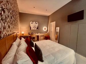 A bed or beds in a room at Smallis Apartment