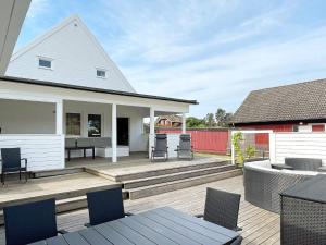 een terras met stoelen en een tafel op een huis bij 4 star holiday home in KÖPINGSVIK-By Traum in Köpingsvik